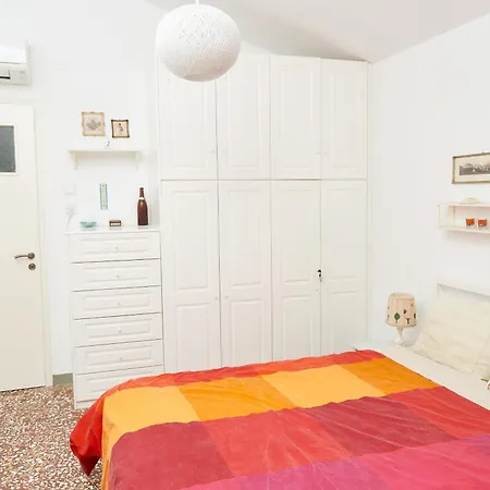 בית נופש Cosy With Treehouse In Olive Grove
